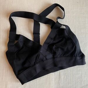 NWOT Aritzia Community black sports bra Size M